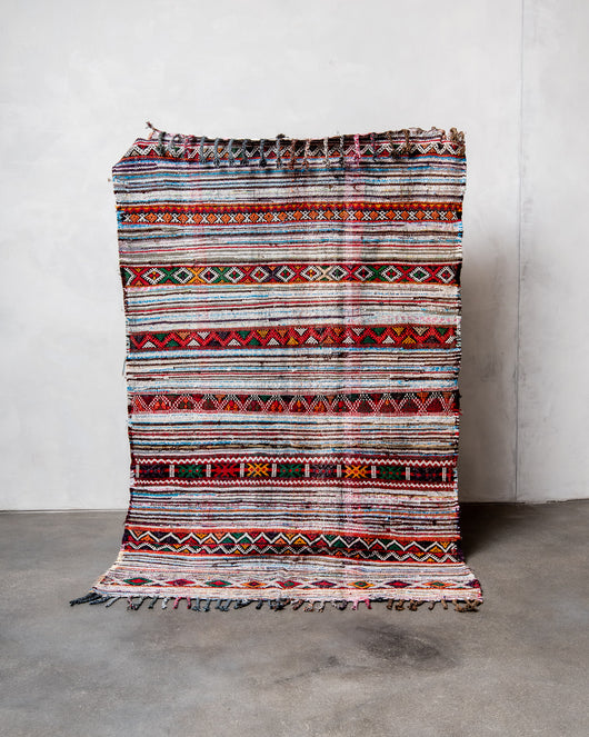 Moderner, handgefertigter Berber-Teppich aus Marokko. Kelim-Teppich mit schönen Designs und robustem Flachgewebe. 100 % Wolle.