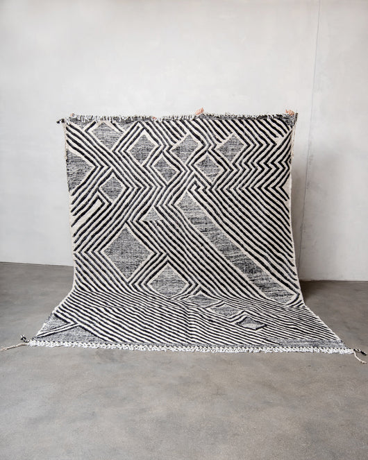Moderner, handgefertigter Berber-Teppich aus Marokko. Kelim-Teppich mit schönen Designs und robustem Flachgewebe. 100 % Wolle.