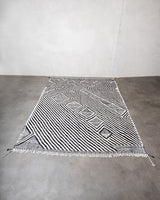Moderner, handgefertigter Berber-Teppich aus Marokko. Kelim-Teppich mit schönen Designs und robustem Flachgewebe. 100 % Wolle.