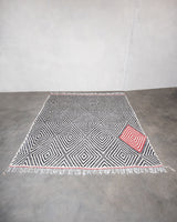 Moderner, handgefertigter Berber-Teppich aus Marokko. Kelim-Teppich mit schönen Designs und robustem Flachgewebe. 100 % Wolle.