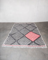 Moderner, handgefertigter Berber-Teppich aus Marokko. Kelim-Teppich mit schönen Designs und robustem Flachgewebe. 100 % Wolle.