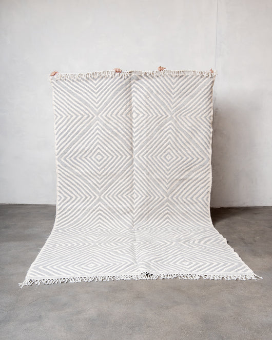 Moderner, handgefertigter Berber-Teppich aus Marokko. Kelim-Teppich mit schönen Designs und robustem Flachgewebe. 100 % Wolle.