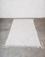 Moderner, handgefertigter Berber-Teppich aus Marokko. Kelim-Teppich mit schönen Designs und robustem Flachgewebe. 100 % Wolle.