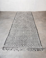 Moderner, handgefertigter Berberteppich aus Marokko. Flachgewebter Kelim-Teppich in schwarz-weißem Design. Hergestellt aus 100 % Wolle. Moderner, handgefertigter Designer-Berberteppich aus Marokko. Kelim-Teppich mit schönen Designs und robustem Flachgewebe. 100 % Wolle.