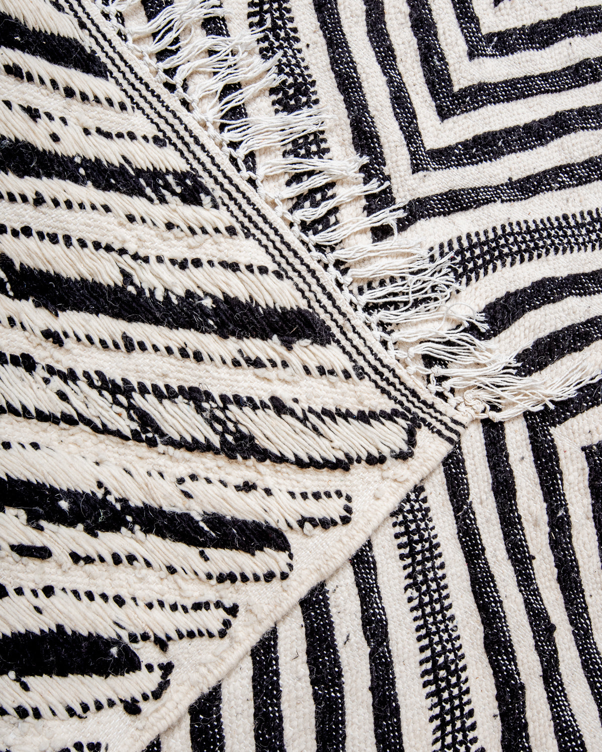 Modern, handcrafted Berber rug from Morocco. Flat-woven Kelim carpet in black and white design. Made of 100% wool.