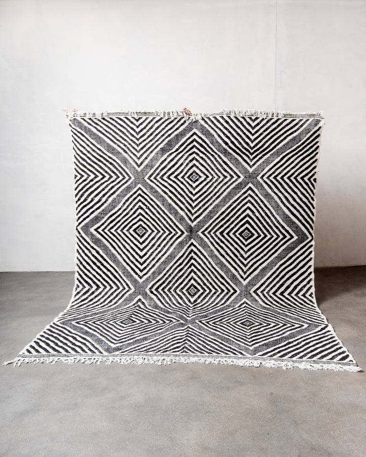 Modern, handcrafted Berber rug from Morocco. Flat-woven Kelim carpet in black and white design. Made of 100% wool.