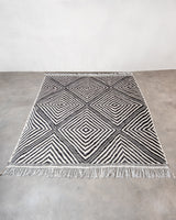 Moderner, handgefertigter Berberteppich aus Marokko. Flachgewebter Kelim-Teppich in schwarz-weißem Design. Aus 100 % Wolle.