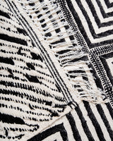 Moderner, handgefertigter Berberteppich aus Marokko. Flachgewebter Kelim-Teppich in schwarz-weißem Design. Aus 100 % Wolle.