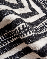 Moderner, handgefertigter Berberteppich aus Marokko. Flachgewebter Kelim-Teppich in schwarz-weißem Design. Aus 100 % Wolle.