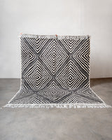 Moderner, handgefertigter Berberteppich aus Marokko. Flachgewebter Kelim-Teppich in schwarz-weißem Design. Aus 100 % Wolle.