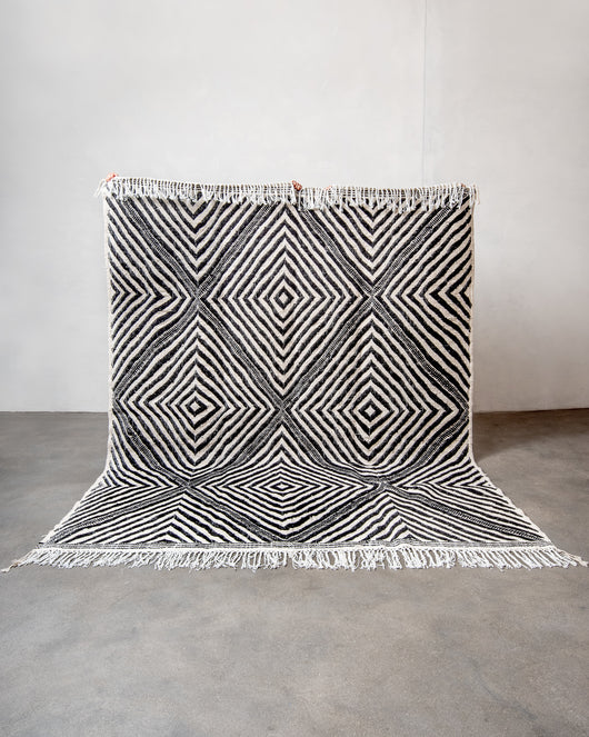 Moderner, handgefertigter Berberteppich aus Marokko. Flachgewebter Kelim-Teppich in schwarz-weißem Design. Aus 100 % Wolle.