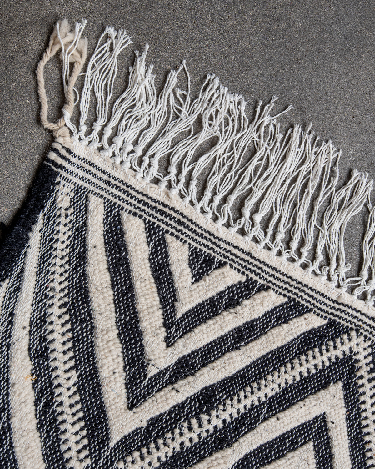 Modern, handcrafted Berber runner rug from Morocco. Flat-woven Kelim carpet in black and white design. Made of 100% wool.