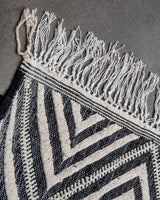 Moderner, handgefertigter Berber-Läuferteppich aus Marokko. Flachgewebter Kelim-Teppich in schwarz-weißem Design. Aus 100 % Wolle.
