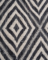 Moderner, handgefertigter Berber-Läuferteppich aus Marokko. Flachgewebter Kelim-Teppich in schwarz-weißem Design. Aus 100 % Wolle.