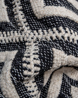 Moderner, handgefertigter Berber-Läuferteppich aus Marokko. Flachgewebter Kelim-Teppich in schwarz-weißem Design. Aus 100 % Wolle.