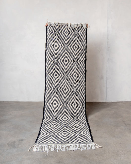 Moderner, handgefertigter Berber-Läuferteppich aus Marokko. Flachgewebter Kelim-Teppich in schwarz-weißem Design. Aus 100 % Wolle.