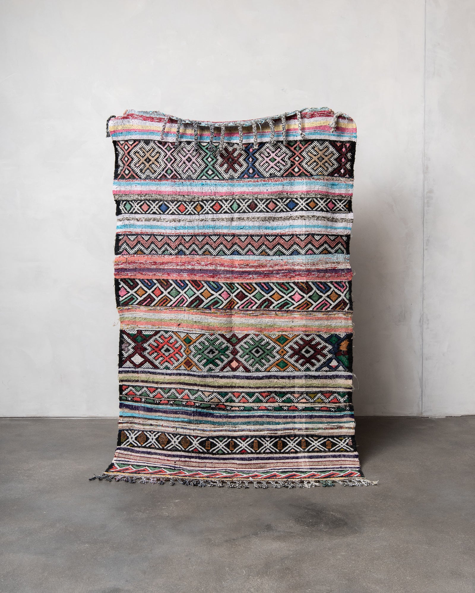 Modern, designer, handcrafted Berber rug from Morocco. Kelim carpet with beautiful designs and robust flat weave.