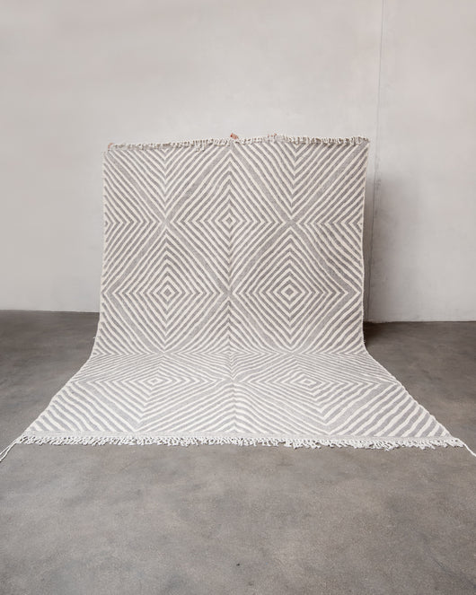 Moderner, handgefertigter Berber-Teppich aus Marokko. Kelim-Teppich mit schönen Designs und robustem Flachgewebe.