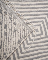 Moderner, handgefertigter Berber-Teppich aus Marokko. Kelim-Teppich mit schönen Designs und robustem Flachgewebe.