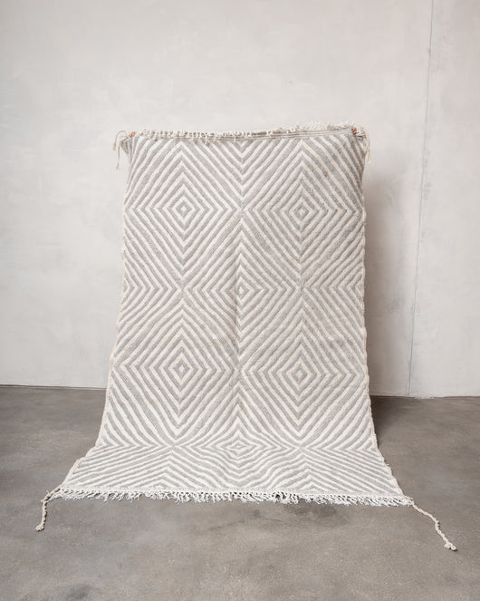 Moderner, handgefertigter Berber-Teppich aus Marokko. Kelim-Teppich mit schönen Designs und robustem Flachgewebe.