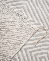 Moderner, handgefertigter Berber-Teppich aus Marokko. Kelim-Teppich mit schönen Designs und robustem Flachgewebe.