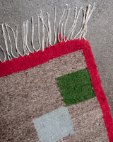 Moderner, handgefertigter Berberteppich aus Tunesien. Flachgewebter Kelim-Teppich in schwarz-weißem Design. Aus 100 % Wolle.