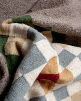 Moderner, handgefertigter Berberteppich aus Tunesien. Flachgewebter Kelim-Teppich in schwarz-weißem Design. Aus 100 % Wolle.