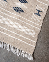 Moderner, handgefertigter Berberteppich aus Tunesien. Flachgewebter Kelim-Teppich in schwarz-weißem Design. Aus 100 % Wolle.