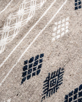 Modern, handcrafted Berber rug from Tunisia. Flat-woven Kelim carpet in black and white design. Made of 100% wool.