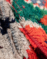 Moderner, handgefertigter Berber-Teppich aus Marokko. Boucherouite-Teppich mit schönen Farben und Mustern und flauschiger Wollstruktur.