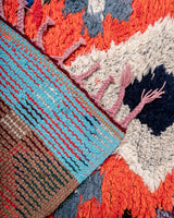 Moderner, handgefertigter Berber-Teppich aus Marokko. Boucherouite-Teppich mit schönen Farben und Mustern und flauschiger Wollstruktur.
