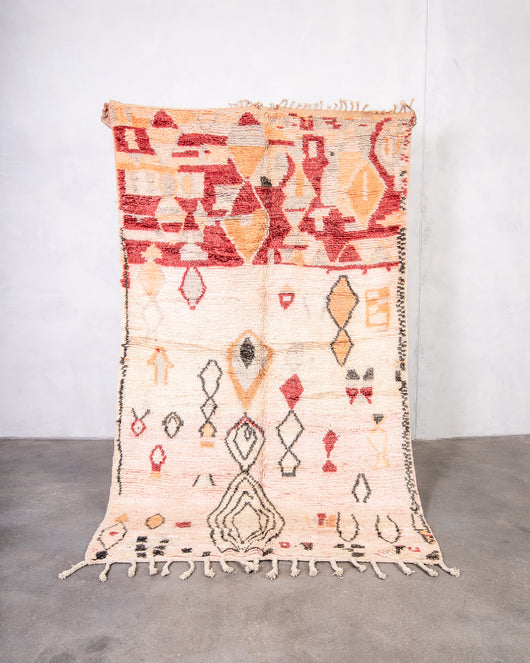 Moderner, handgefertigter Berber-Teppich aus Marokko. Vintage-Teppich mit schönen Farben und Mustern und flauschiger Textur.