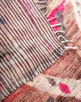 Moderner, handgefertigter Berber-Teppich aus Marokko. Vintage-Teppich mit schönen Farben und Mustern und flauschiger Textur.