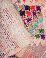 Moderner, handgefertigter Berber-Teppich aus Marokko. Vintage-Teppich mit schönen Farben und Mustern und flauschiger Wollstruktur.