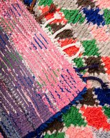 Moderner, handgefertigter Berber-Teppich aus Marokko. Vintage-Teppich mit schönen Farben und Mustern und flauschiger Wollstruktur.